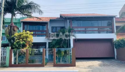 Casa de 04 dormitórios para locação | Centro em Torres, RS