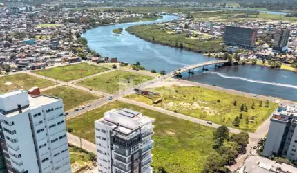 Apartamento no Ibiza com pé direito duplo e sacada em Torres RS