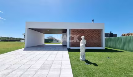 Casa com piscina no Condomínio Reserva das Aguas em Torres RS