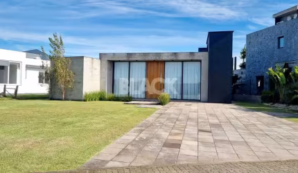 Casa mobiliada dentro de condomínio Torres RS