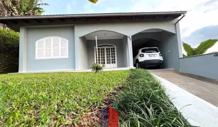 CASA COM 04 DORMITÓRIOS (1 SUÍTE) NO PETRÓPOLIS.