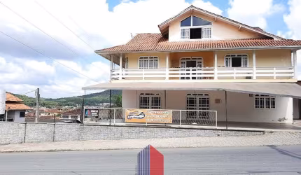 SOBRADO RESIDENCIAL E COMERCIAL NO BOEHMERWALD.