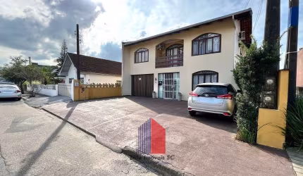 Sobrado Comercial com 2 casas no Bairro Iririú
