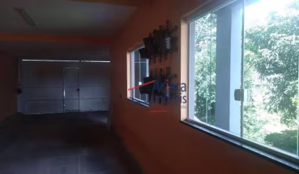 Casa em rua fechada na Granja Viana