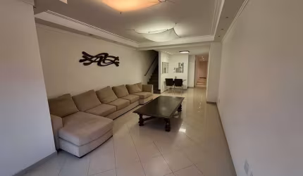 Casa à Venda em Santos-SP, 4 Quartos, 2 Suítes, 2 Vagas de Garagem na Aparecida
