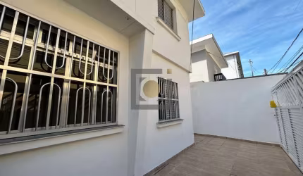 Casa sobreposta baixa à venda em Santos com 2 quartos e quintal