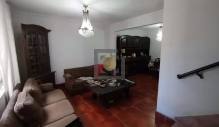 Casa à venda em Santos-SP, Boqueirão: 3 quartos, 2 salas, 1 vaga. Ambiente acolhedor e ideal para modernização!