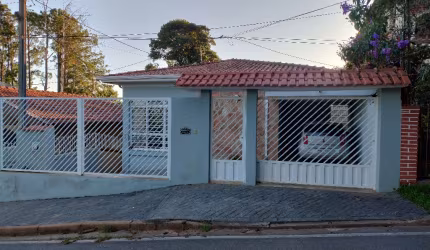 Casa térrea com 3 dormitórios mais edicula de 1 dormitório .