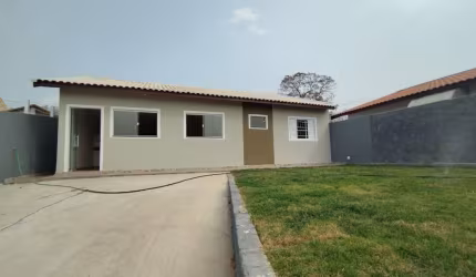 Casa com 3 dormitorios  no parque aquatico em Lindóia.