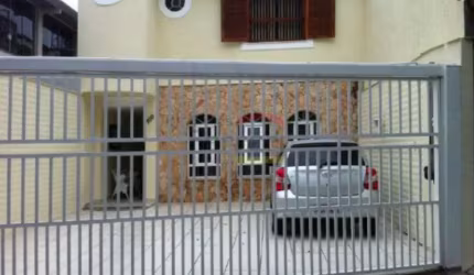 Casa na Zona Norte de São Paulo, 142m², 3 quartos, 2 suítes, 5 banheiros, 3 vagas grandes