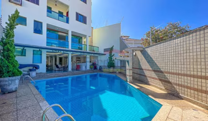 Residência Magnífica: 5 suítes, 8 vagas, piscina, academia, churrasqueira, 800m² construído.