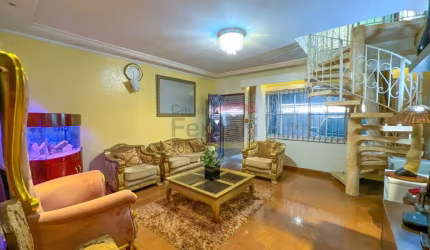 Barra Funda, Sobrado mobiliado, 9 quartos, 2 suítes, 2 vagas, quintal e piscina.