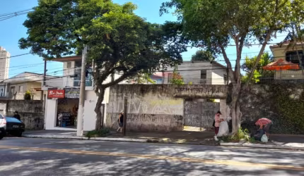 Casa térrea avenida Zumkeller. Vale mais o terreno