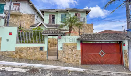 Horto, Sobrado, 4 dormitórios, 2 suítes, 6 vagas, piscina e churrasqueira, 322 metros construído.