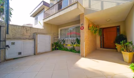 Sobrado  Jardim São Paulo, com 4 suítes, 2 vagas, sacada, quintal e churrasqueira.