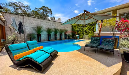 Casa Térrea no Horto de luxo com piscina, 4 suítes, escritório, 8 vagas e segurança.