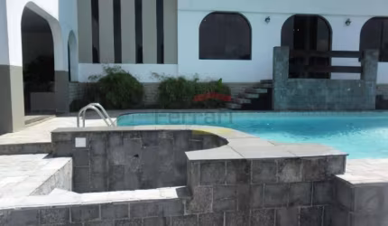 Sobrado no Jardim França com 06 suítes, 06 vagas e piscina