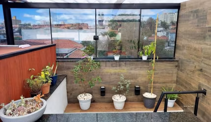 SOBRADO EM CONDOMINIO FECHADO COM 3 DORMITÓRIOS SENDO 1 SUÍTE, 2 VAGAS
