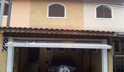 SOBRADO COM 02 DORMITÓRIOS, 02 VAGAS DE GARAGEM, QUINTAL, EDICULA
