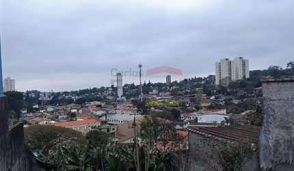 Terreno declive com área limpa na região do Horto Florestal