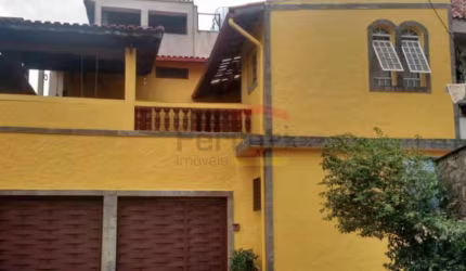 SOBRADO COM 3 DORMITÓRIOS, SENDO 1 SUÍTE, 2 VAGAS DE GARAGEM, CHURRASQUEIRA