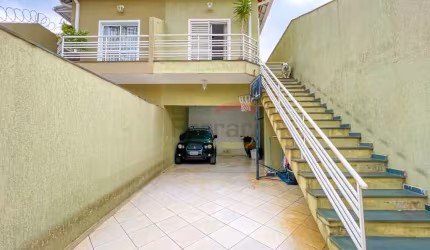 Casa no Tremembé com quintal, churrasqueira, corredor lateral, 3 vagas, 3 dormitórios e 1 suíte.