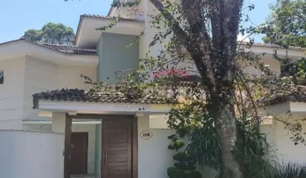 Casa de alto padrão a venda na Serra da Cantareira, condomínio fechado.