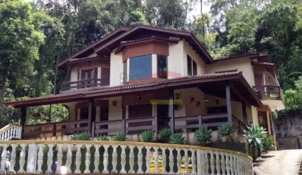 Casa à venda Alpes da Cantareira com 03 Suites, 01 suite master.
