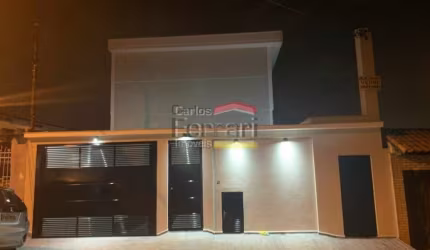 Sobrado novo em condomínio com piscina, 3 quartos, 1 suíte, 4 vagas.