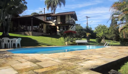 Casa em condomínio na Serra da Cantareira com chalépara hóspedes.