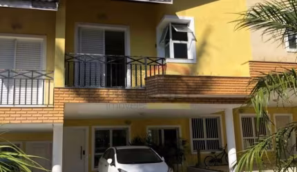 SOBRADO EM COND. FECHADO