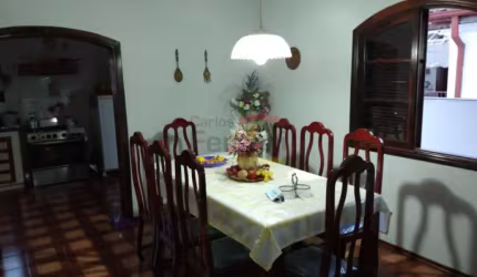 SOBRADO NO TREMEMBÉ COM 4 DORMITÓRIOS (2 SUÍTES), 5 BANHEIROS, CHURRASQUEIRA E QUINTAL