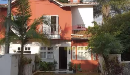 Condomínio Fechado, sobrado 3 dormitórios, sendo 1 suíte, 2 vagas