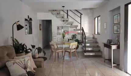 Sobrado com 4 Dormitórios, sendo 1 suítes, 2 vagas à Venda, 130 m²
