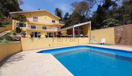CONDOMÍNIO FECHADO, EM CAEIRAS, 4 DORMITÓRIOS SENDO 2 SUITES,  PISCINA, CHURRASQUEIRA, 10 VAGAS