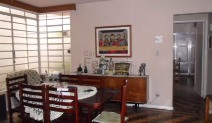 SOBRADO COM EXCELENTE LOCALIZAÇÃO