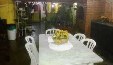 SOBRADO COM 03 SUÍTES, 04 VAGAS, E EDÍCULA COM 02 SUÍTES.
