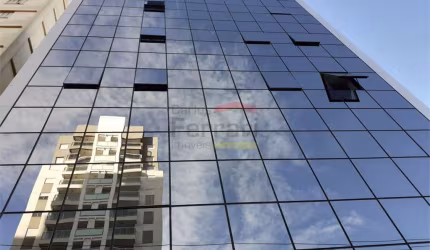 Prédio comercial ao lado do metro Santana