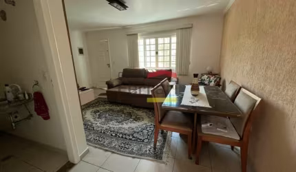 Sobrando em condomínio fechado.