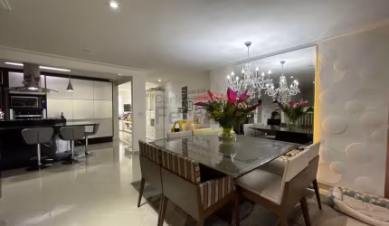 Casa em condomínio no Horto Florestal, com 450m², 4 suítes e 4 vagas de garagem coberta.