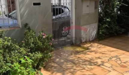 IMÓVEL COMERCIAL OU RESIDENCIAL COM 2 CASAS, TOTAL DE 5 DORMITÓRIOS, 1 SUÍTE, 2 VAGAS DE GARAGEM