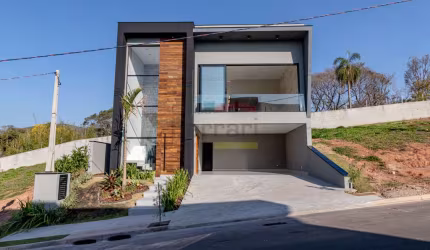 Casa à venda em condomínio fechado com 4 suítes e piscina