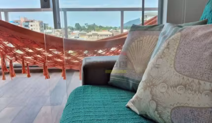 Apartamento localizado no Centro de Ubatuba - SP. 2 dormitórios, varanda gourmet e porteira fechada.