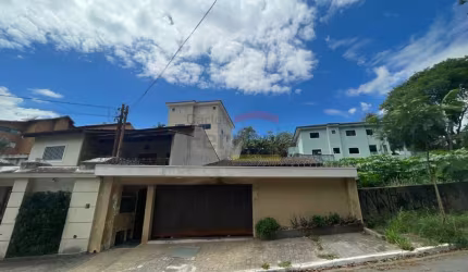 CASA TOTALMENTE TÉRREA Á VENDA NO JARDIM GUAPIRA - 3 DORMITÓRIOS E 3 VAGAS.