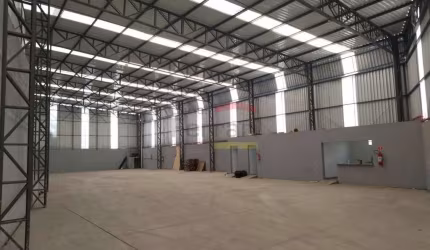 Galpão com 2.000m² para locação na Rodovia Fernão Dias, Km 82