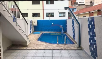Sobrado em rua sem saída, 3 dormitórios, sacada, quintal com piscina, churrasqueira e 5 vagas.