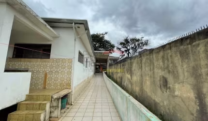 Casa térrea de 190 m² à venda no Parque Peruche, com 2 dormitórios, 3 vagas.