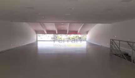 SALÃO COMERCIAL EM AVENIDA DE MOVIMENTO.