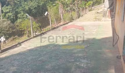 Comércio com casas na Estrada Stª Inês