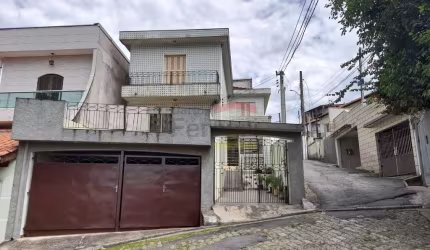 Sobrado amplo na Vila Nivi, 4 dormitórios, 3 vagas